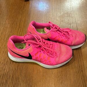 neon pink nike pegasus 31 running shoes